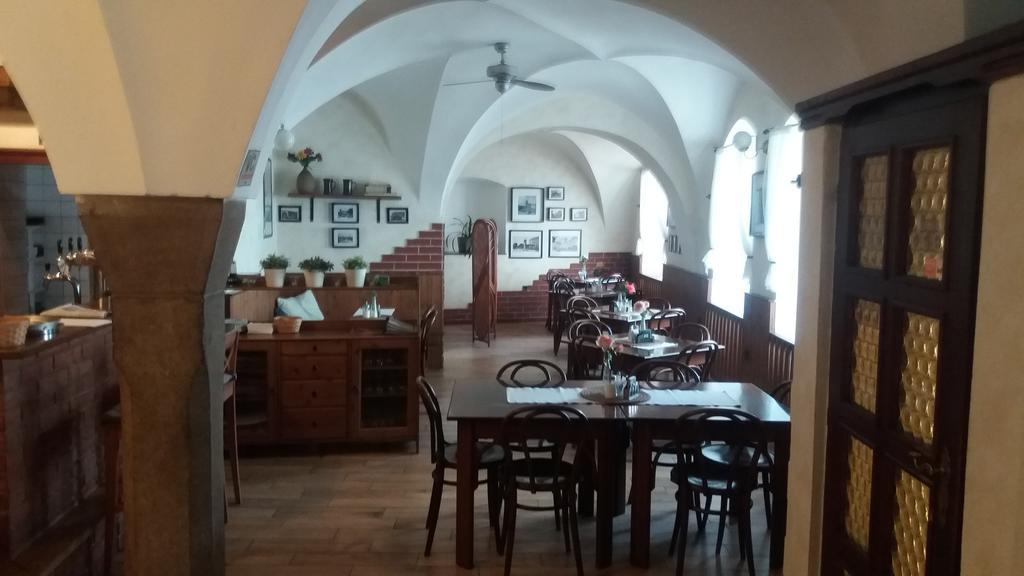 Penzion A Restaurace Modra Ruze Tabor Exterior photo